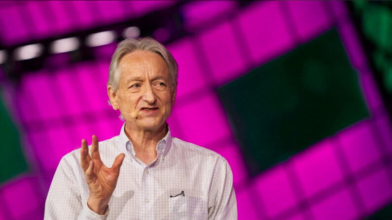 Le psychologue cognitif et informaticien britanno-canadien Geoffrey Hinton, surnommé le "parrain de l'IA", s'entretient avec Nick Thompson de The Atlantic (hors champ) lors de la conférence Collision Tech au Centre Enercare de Toronto, au Canada, le 28 juin 2023. (Geoff Robins/AFP via Getty Images)

