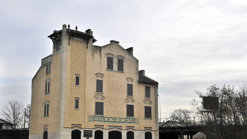 La gare désaffectée de Bobigny, en banlieue parisienne, est vue le 25 janvier 2011 près de la halle de fret (non photographiée) d'où les personnes du camp voisin de Drancy ont été déportées vers les chambres à gaz des camps nazis pendant la Seconde Guerre mondiale. (BORIS HORVAT/AFP via Getty Images)