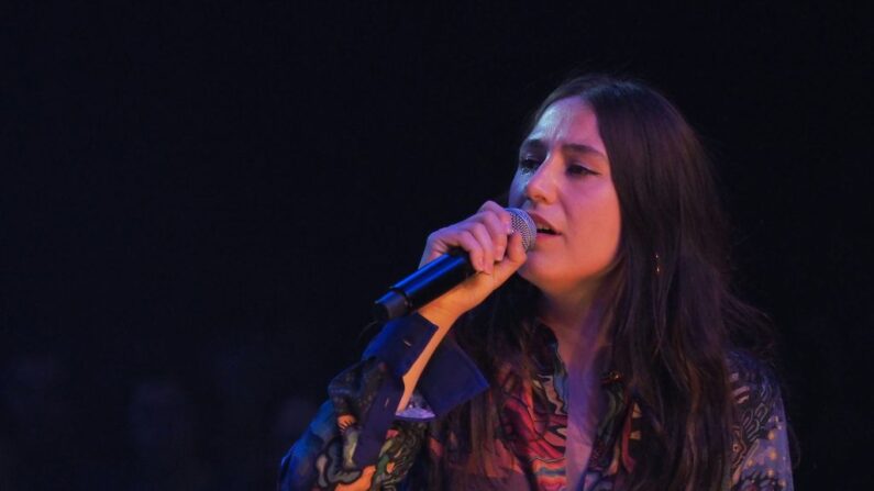 La chanteuse Izia Higelin. (Photo GUILLAUME SOUVANT/AFP via Getty Images)