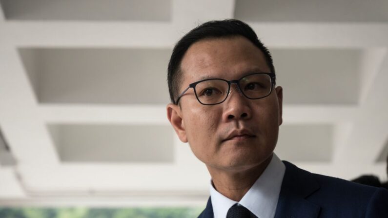 Le législateur pro-démocrate Dennis Kwok répond aux questions des médias devant la Haute Cour de Hong Kong le 31 octobre 2019. (Photo PHILIP FONG/AFP via Getty Images)