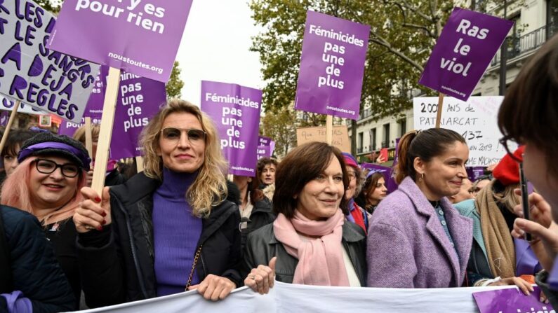 La sénatrice et ancienne ministre française Laurence Rossignol (3e à g.) participant à une manifestation pour condamner les violences faites aux femmes, en novembre 2019 à Paris, est signataire de la pétition alertant « le risque de deux graves reculs à venir » en matière de protection des mineurs contre les violences sexuelles. (Photo DOMINIQUE FAGET/AFP via Getty Images)