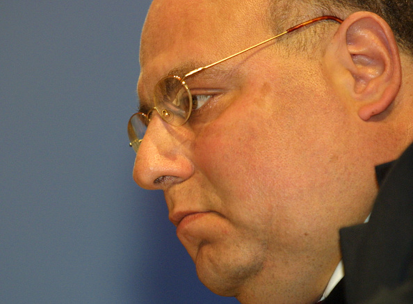 Alexandre Adler, historien et directeur éditorial de la revue Courrier International, en novembre 2001 à Marseille. (Photo ANNE-CHRISTINE POUJOULAT/AFP via Getty Images).