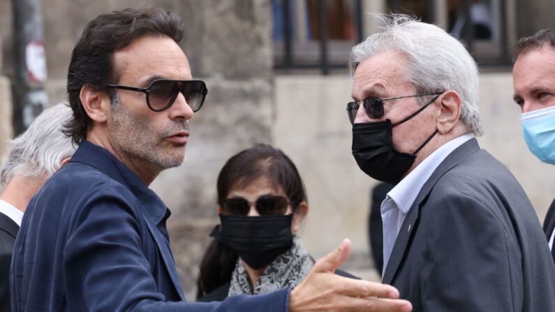 L'acteur français Alain Delon (à dr.), son assistante Hiromi Rollin (au c.) et son fils Anthony Delon arrivent à la cérémonie d'enterrement de l'acteur français Jean-Paul Belmondo à l'église Saint-Germain-des-Prés, à Paris, le 10 septembre 2021. (Photo THOMAS COEX/AFP via Getty Images)