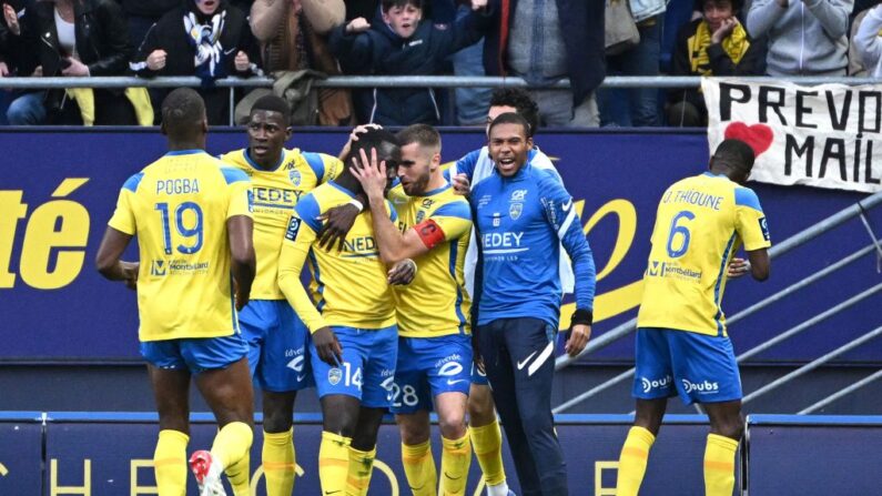 Le milieu de terrain de Sochaux, Rassoul Ndiaye (3e à g.), célèbre son but avec ses coéquipiers lors du match entre le FC Sochaux-Montbeliard et le Toulouse FC au stade Auguste Bonal à Montbéliard, le 19 avril 2022. (Photo SEBASTIEN BOZON/AFP via Getty Images)