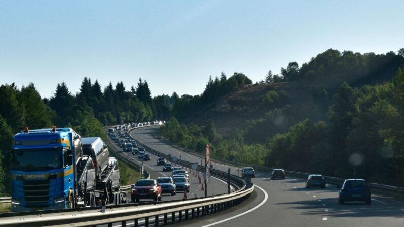 Pour samedi, Bison Futé suggère de quitter ou traverser l'Île-de-France avant 6h00. (Photo THIERRY ZOCCOLAN/AFP via Getty Images)