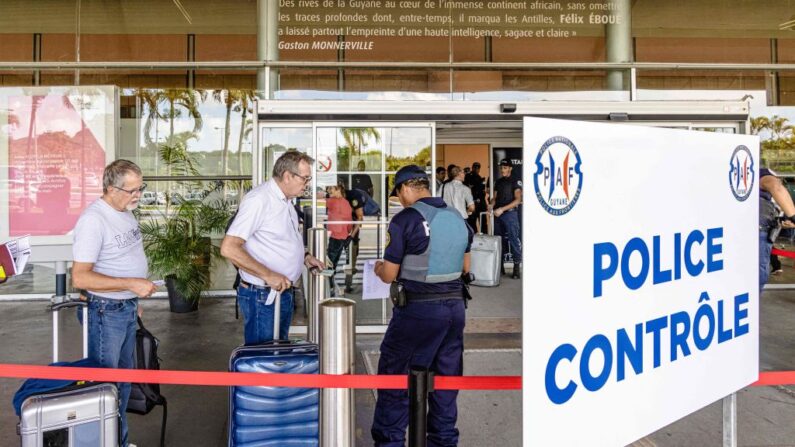 Des policiers sont suspectés d'avoir utilisé leur statut pour dispenser les mules des contrôles de sécurité à l'aéroport de Cayenne. (Photo JODY AMIET/AFP via Getty Images)