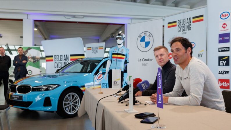 Le sélectionneur de l’équipe nationale belge de cyclisme, Sven Vanthourenhout (à dr.), en conférence de presse. (Photo KURT DESPLENTER/BELGA/AFP via Getty Images)