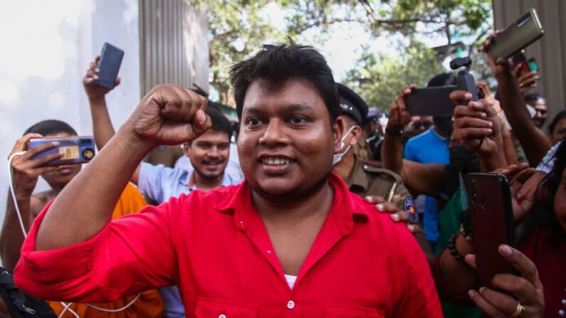 Wasantha Mudalige, leader de la Fédération des étudiants de l'Université de Colombo (Inter University Students' Federation), quitte sous caution le tribunal de Colombo fort, à Colombo, le 1er février 2023. (Photo STR/AFP via Getty Images)