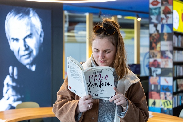 L'écrivain Milan Kundera connu pour entre autre « L'insoutenable légèreté de l'être » est décédé à l'âge de 94 ans. (Photo RADEK MICA/AFP via Getty Images)