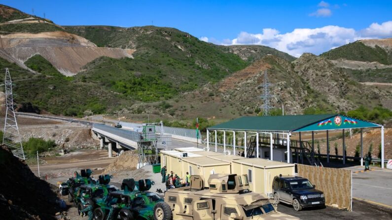 Poste de contrôle azerbaïdjanais récemment installé à l'entrée du corridor de Latchine. (Photo TOFIK BABAYEV/AFP via Getty Images)