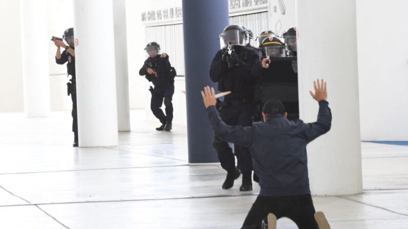 Exercice de sécurité civile, en vue de déjouer une menace terroriste lors d'événements majeurs qui auront lieu au stade Matmut Atlantique à Bordeaux, le 22 mai 2023. (Photo MEHDI FEDOUACH/AFP via Getty Images)