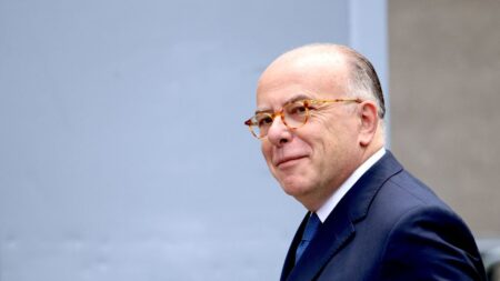 Premier ministre : Emmanuel Macron rencontrera Bernard Cazeneuve lundi matin