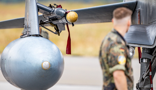 Le système IRIS-T fixé au-dessus du réservoir d'un avion allemand ECR Tornado sur la base aérienne militaire de Jagel, dans le sud de l'Allemagne, lors de l'exercice Air Defender 2023, le 16 juin 2023. (Photo by Axel Heimken / AFP) (Photo : AXEL HEIMKEN/AFP via Getty Images)