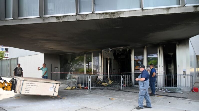 L'hôtel de ville et au centre culturel de Mons en Baroeul dans le nord de la France le 29 juin 2023, après les manifestations qui ont suivi la mort de Nahel tué par un policier dans la banlieue parisienne de Nanterre. (Photo DENIS CHARLET/AFP via Getty Images)