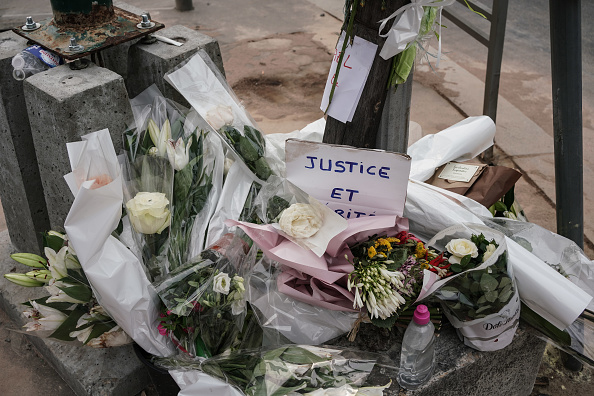 Des fleurs pour l'adolescent Nahel, abattu par la police lors d'un contrôle routier, le 29 juin 2023 à Nanterre. (Photo Abdulmonam Eassa/Getty Images)