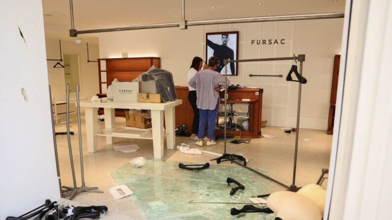 Un magasin vandalisé et pillé lors des émeutes. (Photo CLEMENT MAHOUDEAU/AFP via Getty Images)