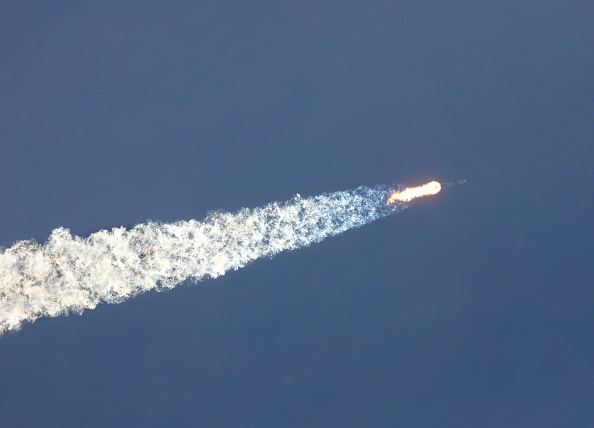 Le télescope spatial Euclid de l'Agence spatiale européenne (ESA) est lancé à bord d'une fusée SpaceX Falcon 9 depuis le Centre spatial Kennedy à Cap Canaveral, en Floride, le 1er juillet 2023. (Photo : GREGG NEWTON/AFP via Getty Images)