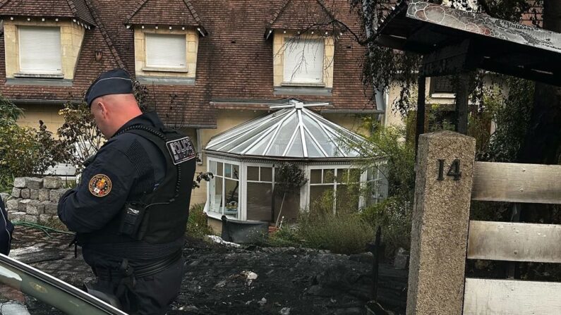 La maison saccagée du maire de L'Haÿ-les-Roses, Vincent Jeanbrun, à l'Hay-les-Roses, en banlieue de Paris, le 2 juillet 2023, après que des émeutiers ont foncé foncé avec une voiture-bélier sur le bâtiment, blessant la femme du maire et l'un de ses enfants pendant la nuit. (Photo  NASSIM GOMRI/AFP via Getty Images)