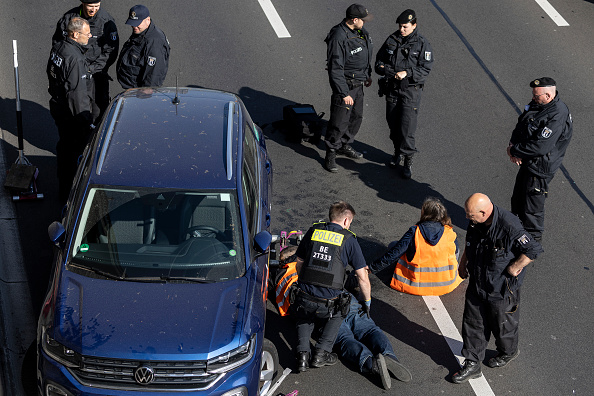 Des militants pour le climat de la dernière génération ("Letzte Generation"), sur l'autoroute A100, le 19 mai 2023 à Berlin, en Allemagne.   (Maja Hitij/Getty Images)