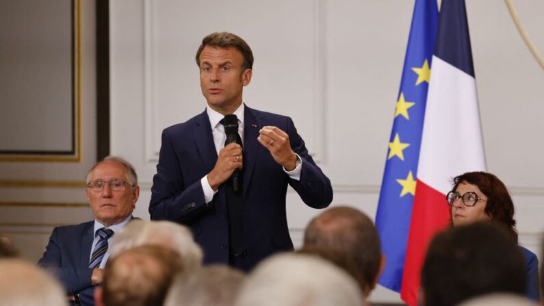 Emmanuel Macron s'adresse aux maires des villes touchées par les violents affrontements qui ont éclaté après qu'un adolescent a été tué par un policier la semaine dernière, lors d'une réunion au palais présidentiel de l'Élysée à Paris, le 4 juillet 2023. (Photo LUDOVIC MARIN/POOL/AFP via Getty Images)