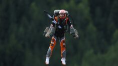 Lors d’un show, il survole le Grand Prix d’Autriche en jetpack mais se crashe sur la piste