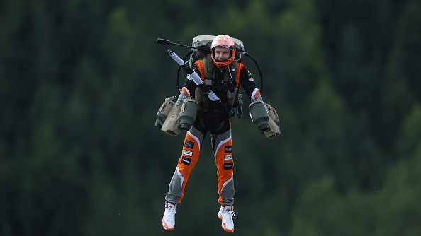 Un homme portant un jetpack survole le circuit avant le Grand Prix F1 d'Autriche 2023 à Spielberg. (Photo par Lars Baron/Getty Images)