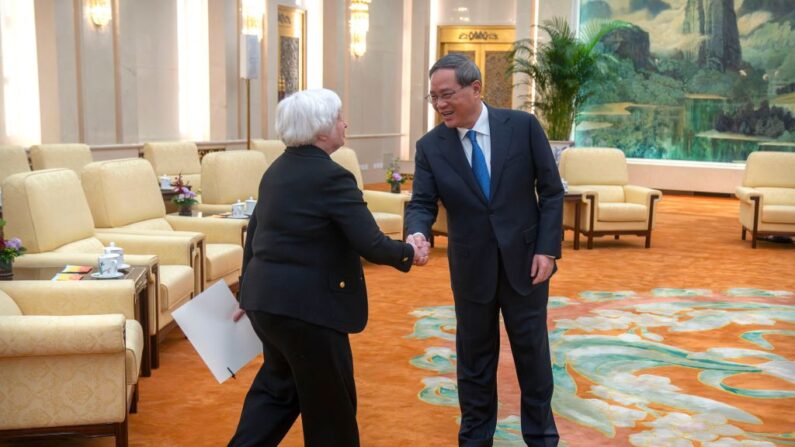 Le Premier ministre chinois Li Qiang (à dr.) serre la main de la secrétaire au Trésor américaine Janet Yellen lors d'une réunion au Grand Hall du Peuple à Pékin, le 7 juillet 2023. (Photo MARK SCHIEFELBEIN/POOL/AFP via Getty Images)