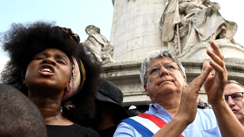 Assa Traoré, militante et présidente du Comité Vérité et Justice pour Adama, et Éric Coquerel, député LFI et de la coalition de gauche NUPES, place de la République, à Paris, le 8 juillet 2023. (Photo BERTRAND GUAY/AFP via Getty Images)