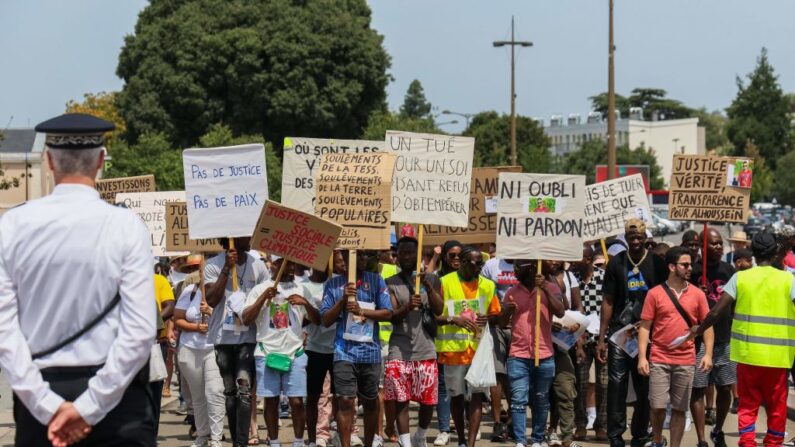 Rassemblent en hommage à Alhoussein Camara dans la banlieue d'Angoulême, le 8 juillet 2023. C'est là que le Guinéen de 19 ans a été abattu en juin 2023 lors d'un contrôle de police. (Photo YOHAN BONNET/AFP via Getty Images)