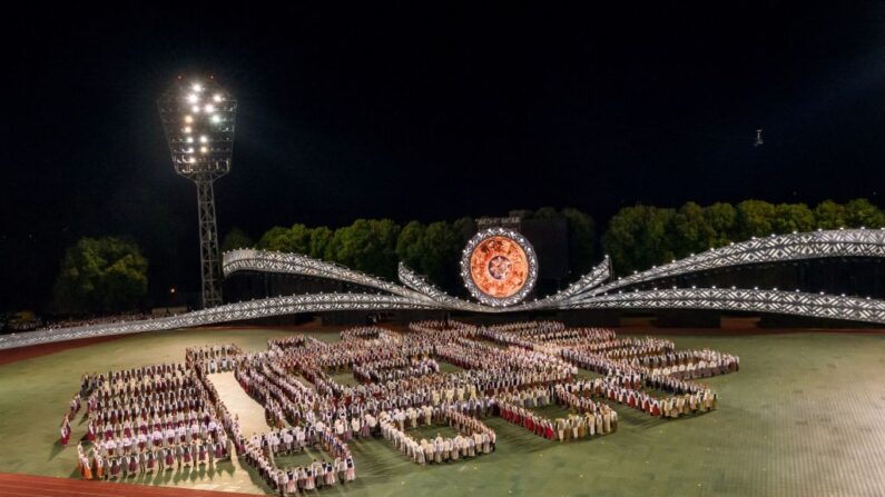 Des danseurs se produisent lors du grand spectacle de danse "Mouvement perpétuel" dans le cadre du XXVIIème festival national de la chanson et du XVIIème festival de danse de Lettonie à Riga, le 7 juillet 2023. (Photo GINTS IVUSKANS/AFP via Getty Images)