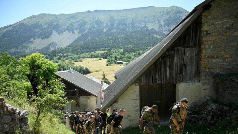 Opération de recherche d'Émile, deux ans et demi, porté disparu depuis deux jours, le 10 juillet 2023 dans le hameau de Haut-Vernet, dans les Alpes de Haute-Provence. (Photo NICOLAS TUCAT/AFP via Getty Images)