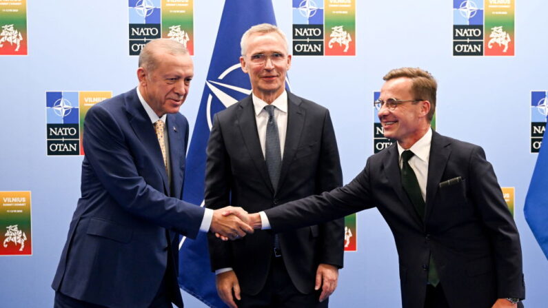 Le Président turc Recep Tayyip Erdogan (à g.), le secrétaire général de l'OTAN Jens Stoltenberg (au c.) et le premier ministre suédois Ulf Kristersson posent pour une photo lors de leur réunion avant le sommet de l'OTAN le 11 juillet 2023 à Vilnius, en Lituanie. (Photo NICOLAS TUCAT/AFP via Getty Images)