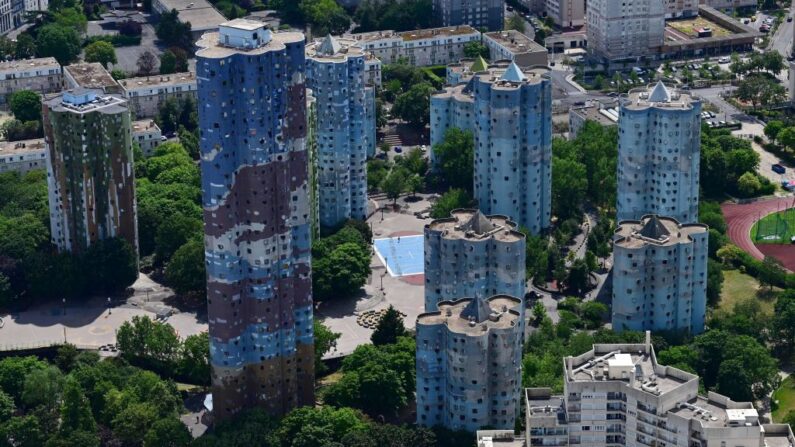 Les tours Aillaud, ou tours Nuages, dans la cité Pablo-Picasso à Nanterre, le 11 juillet 2023. (Photo: EMMANUEL DUNAND/AFP via Getty Images)