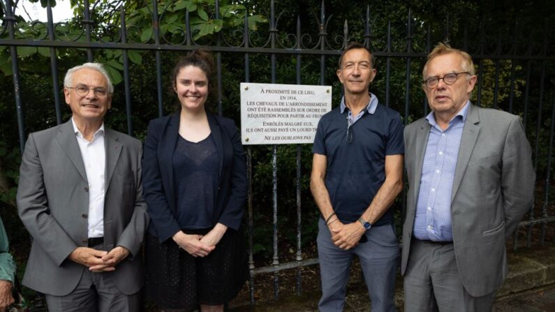 (De gauche à droite) Serge Barcellini responsable de l'association Souvenir Français, Amandine Sanvisens co-fondatrice de l'association de défense des animaux PAZ (Paris Animaux Zoopolis), François Dagnaud maire du 19e arrondissement de Paris, et Roger Madec, élu local, dévoilent une plaque commémorant les chevaux réquisitionnés par les autorités françaises pendant la Première Guerre mondiale sur la clôture du Parc des Buttes-Chaumont à Paris, le 11 juillet 2023. (Photo YANN SCHREIBER/AFP via Getty Images)