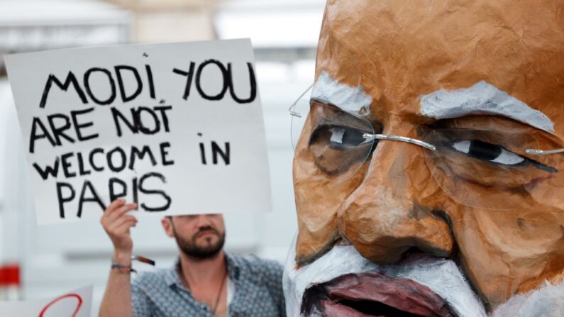 Une manifestation s'est tenue à Paris le 13 juillet 2023 pour l'arrivée du Premier ministre indien Narendra Modi, alors que le Parlement européen a exhorté son pays à faire davantage pour protéger les minorités ethniques et religieuses. (Photo GEOFFROY VAN DER HASSELT/AFP via Getty Images)