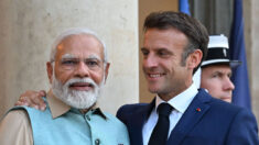 Emmanuel Macron décerne au Premier ministre indien Narendra Modi, la grand’croix de la Légion d’honneur