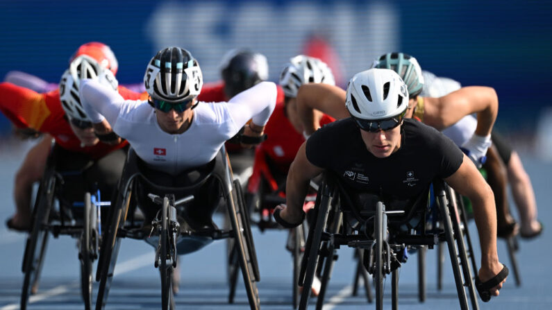 La Suisse Catherine Debrunner lors de la finale du 1500m féminin T54 (à g.) a récolté quatre titres mondiaux. (Photo Matthias Hangst/Getty Images)