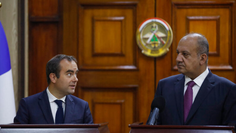 Le ministre irakien de la Défense, Thabet al-Abbassi (à dr.), et le ministre français des Armées, Sébastien Lecornu, donnent une conférence de presse à Bagdad, le 18 juillet 2023. (Photo AHMAD AL-RUBAYE/POOL/AFP via Getty Images)