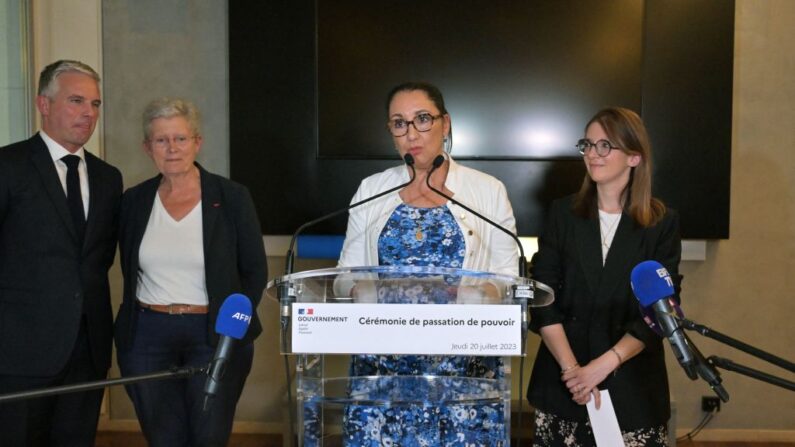 La nouvelle ministre déléguée aux Personnes handicapées, Fadila Khattabi (2ème à dr.), réagit lors de son discours aux côtés de l'ancienne ministre déléguée aux Personnes handicapées, Geneviève Darrieussecq (2ème à g.), de la nouvelle ministre de la Solidarité, de l'Autonomie et des Personnes handicapées, Aurore Bergé (à droite), et de l'ancien ministre de la Solidarité, de l'Autonomie et des Personnes handicapées, Jean-Christophe Combe, lors d'une cérémonie de passation de pouvoirs au ministère de la Santé, à Paris, le 20 juillet 2023. (Photo ALAIN JOCARD/AFP via Getty Images)