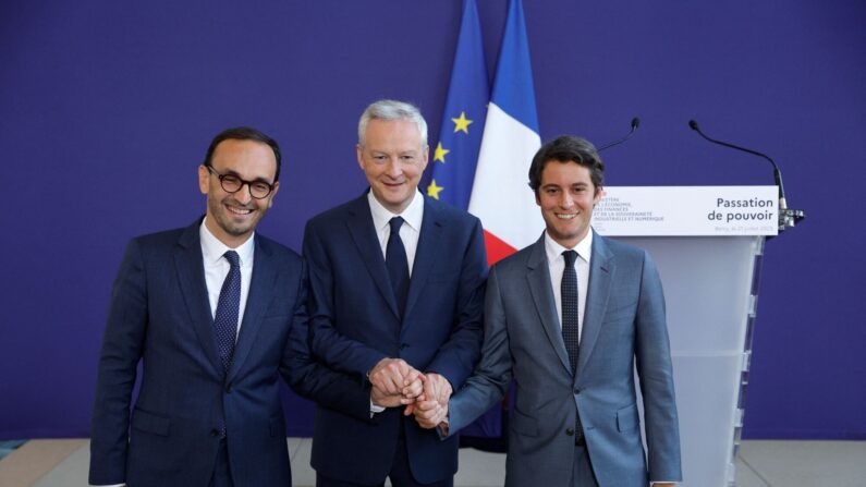 Thomas Cazenave, nouveau ministre délégué aux Comptes publics, Bruno Le Maire, ministre de l'Économie, et Gabriel Attal, ancien ministre délégué aux Comptes publics, lors de la cérémonie de passation de pouvoirs au ministère de l'Économie et des Finances à Bercy, à Paris, le 21 juillet 2023. (Photo : GEOFFROY VAN DER HASSELT/AFP via Getty Images)