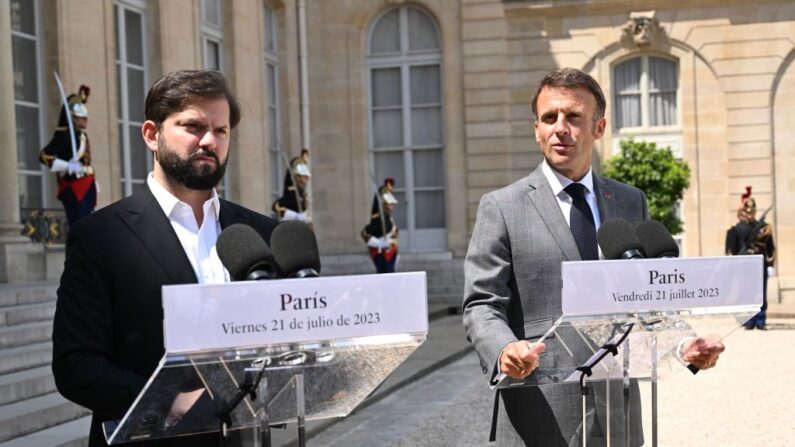 Le président chilien Gabriel Boric et Emmanuel Macron le 21 juillet 2023. (Photo BERTRAND GUAY/AFP via Getty Images)