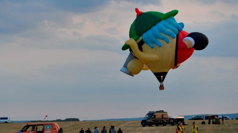 Une montgolfière décolle de la base aérienne de Chambley-Bussières, le 21 juillet 2023. (Photo JEAN-CHRISTOPHE VERHAEGEN/AFP via Getty Images)