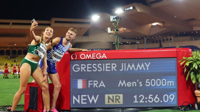 Jimmy Gressier célèbre son record national en posant avec Bérénice Cleyet-Merle, à Monaco, le 21 juillet 2023. (Photo: CLEMENT MAHOUDEAU/AFP via Getty Images)