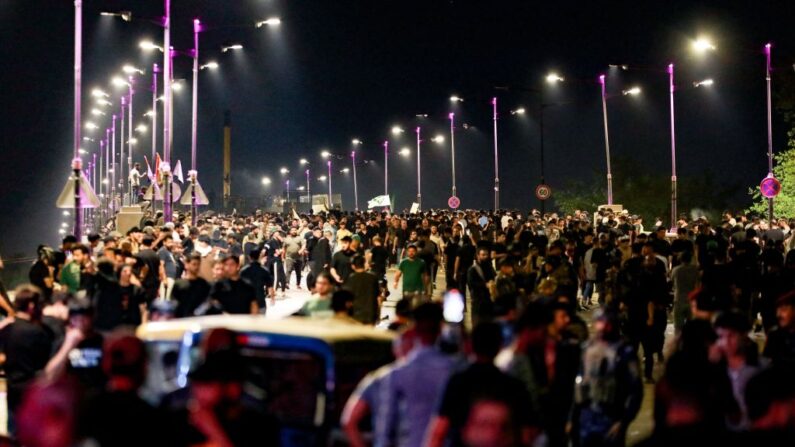 Des partisans du religieux chiite irakien Moqtada al-Sadr manifestent près de la zone verte de Bagdad, au lendemain d'un incendie possible du Coran à Copenhague le 22 juillet 2023. (Photo MURTAJA LATEEF/AFP via Getty Images)