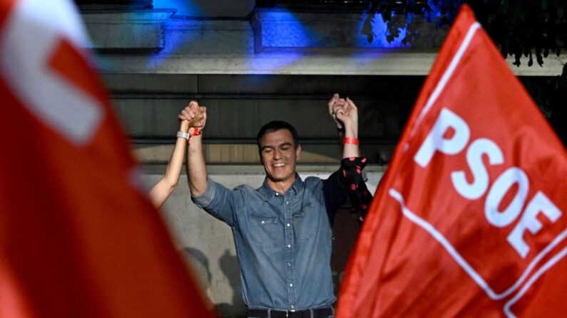 Le Premier ministre espagnol et candidat à sa réélection, Pedro Sanchez, et des membres du PSOE fêtent les élections générales espagnoles au siège du Parti socialiste espagnol à Madrid, le 23 juillet 2023. La droite devance de peu les socialistes, qui conservent une chance de rester au pouvoir par le jeu des alliances. (Photo : JAVIER SORIANO/AFP via Getty Images)