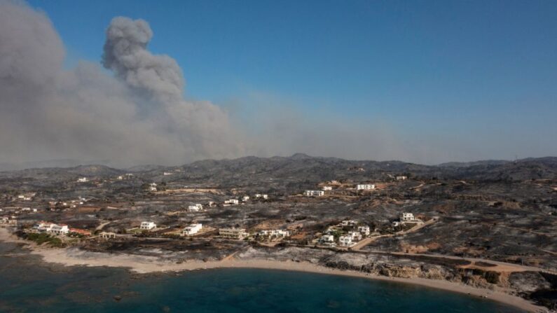 Vue aérienne du village de Kiotari, sur l'île de Rhodes, le 24 juillet 2023. (Photo SPYROS BAKALIS/AFP via Getty Images)