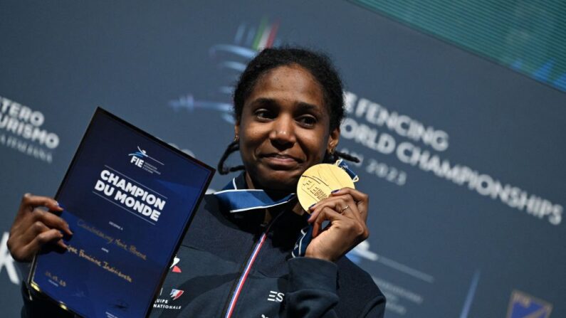 La médaille d'or française de Marie-Florence Candassamy à Milan le 25 juillet 2023. (Photo ANDREAS SOLARO/AFP via Getty Images)