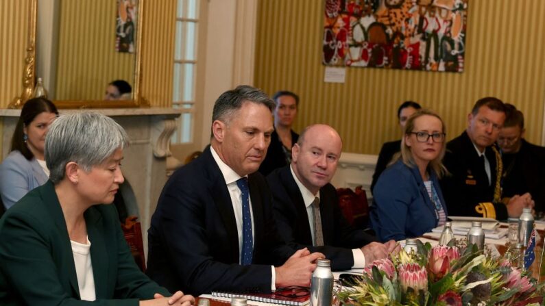 « Nous espérons que la fabrication de missiles commencera d’ici deux ans », a indiqué Richard Marles (2e g.), ministre australien de la Défense. (Photo PAT HOELSCHER/POOL/AFP via Getty Images)