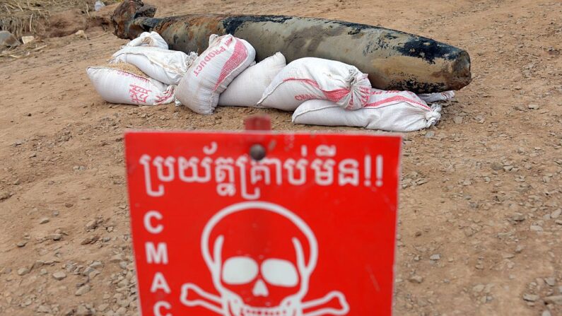 Le 21 mai 2015, des démineurs sous-marins cambodgiens ont retiré une bombe de fabrication américaine des profondeurs troubles du Mékong, une première pour cette équipe spécialement formée. (TANG CHHIN SOTHY/AFP via Getty Images)