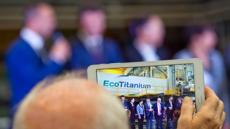 Un homme utilise une tablette pour capturer des images lors de l'inauguration de l'usine de production d'alliages de titane "Ecotitanium" du groupe minier et métallurgique français Eramet utilisant des techniques de recyclage, le 15 septembre 2017, à Saint-Georges-de-Mons, dans le centre de la France. (THIERRY ZOCCOLAN/AFP via Getty Images)